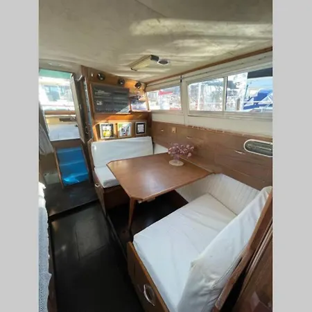 Beautiful 70s Vintage Yacht Boat In Barcelona Tekne