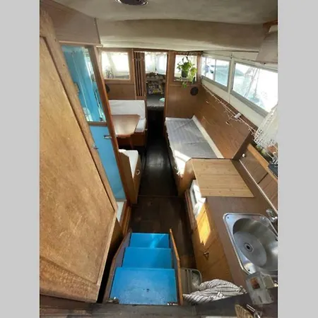 Beautiful 70s Vintage Yacht Boat In Barcelona 보트호텔